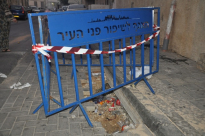 بالصور: سكان شارع "ازيشكوبا" بيافا يشتكون من اهمال البلدية في إصلاح حفرة كبيرة بالشارع